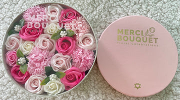 Cutie cadou cu flori de sapun-Round Box - Baby Blessings - Pinks